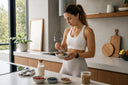 Pessoa jovem arrumando uma tigela nutritiva numa cozinha ensolarada e minimalista